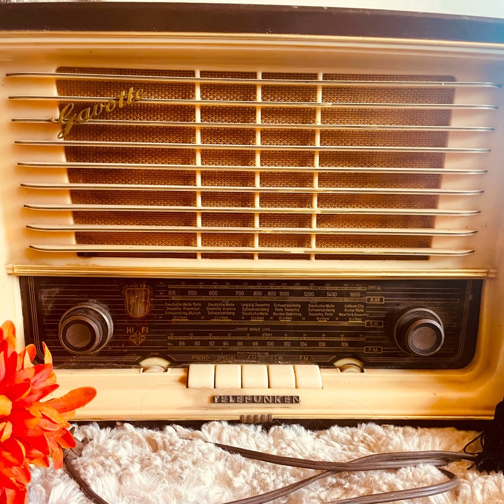 Vintage GAVOTTE 55 radio from 1950’s-1955